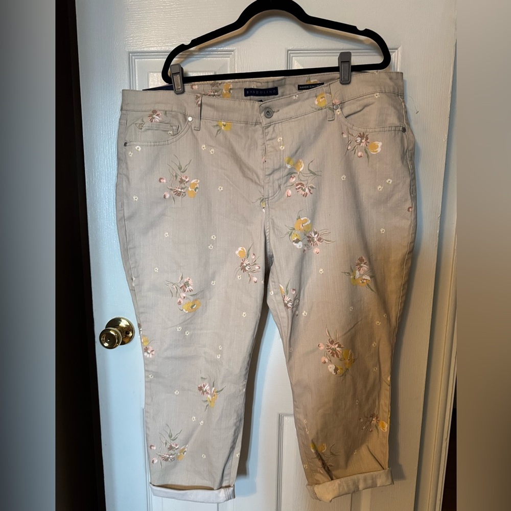 Floral capri pants